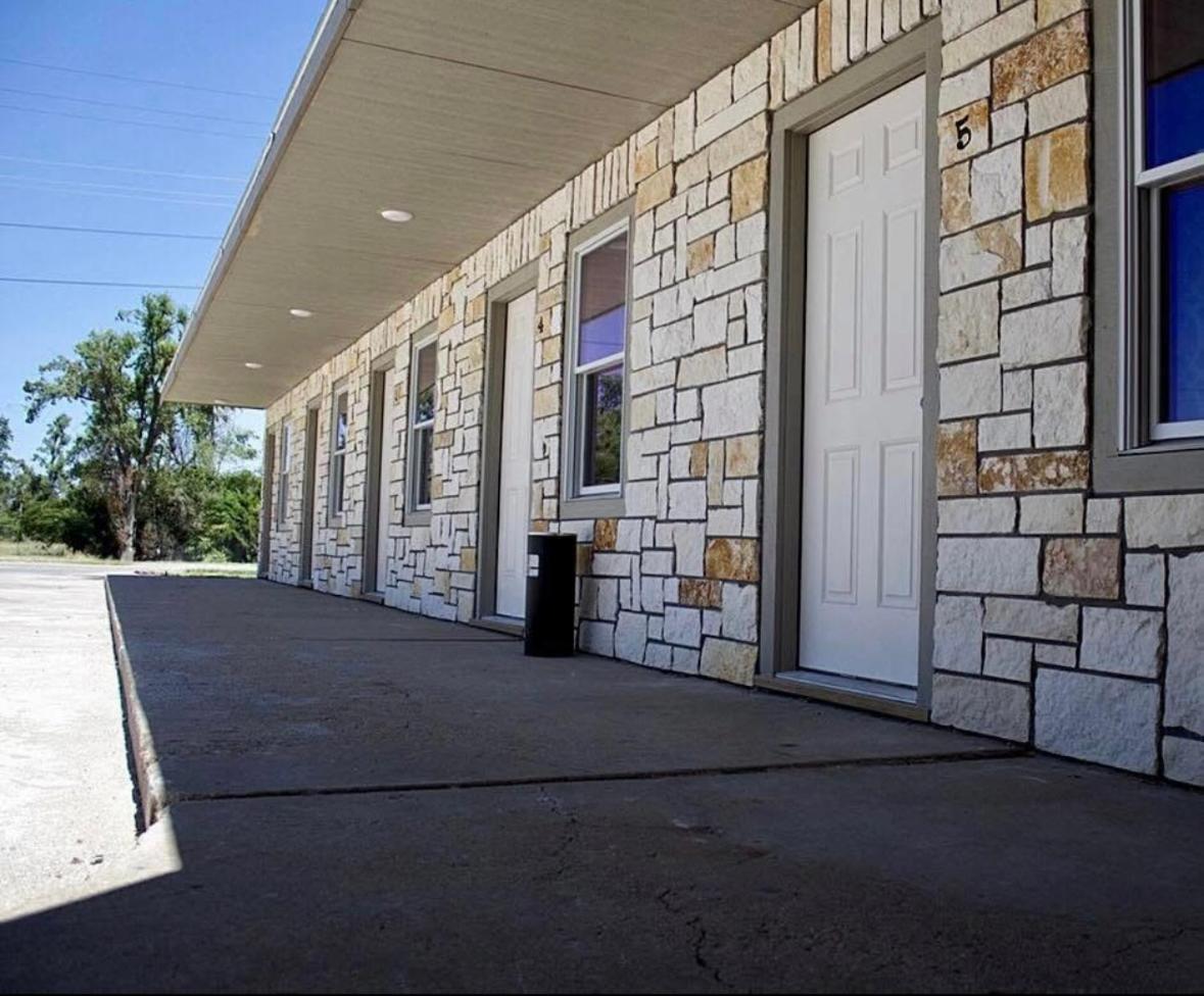 Baltzell Lodge Great Bend Exterior photo